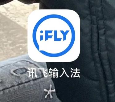 键盘皮肤变成白色了,按哪个键恢复