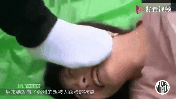 女同桌脚下把我当脚垫踩了怎么办