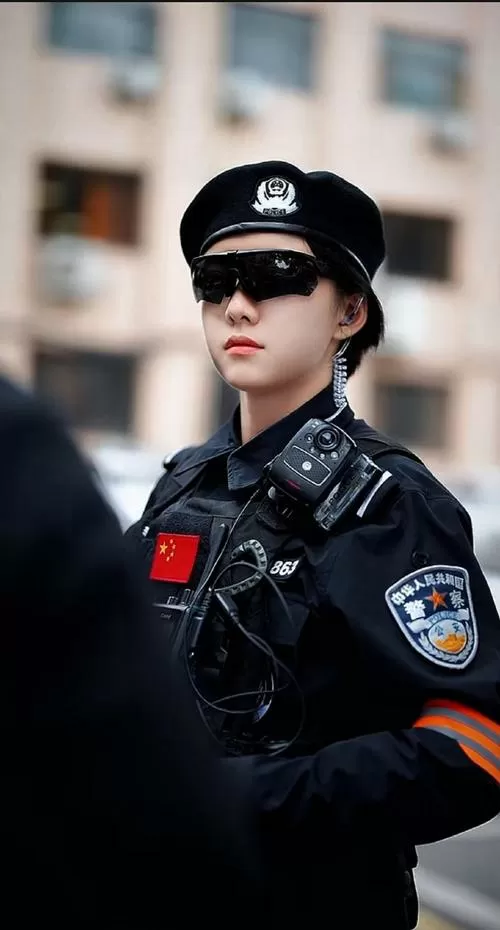 西安高颜值女警引爆网络